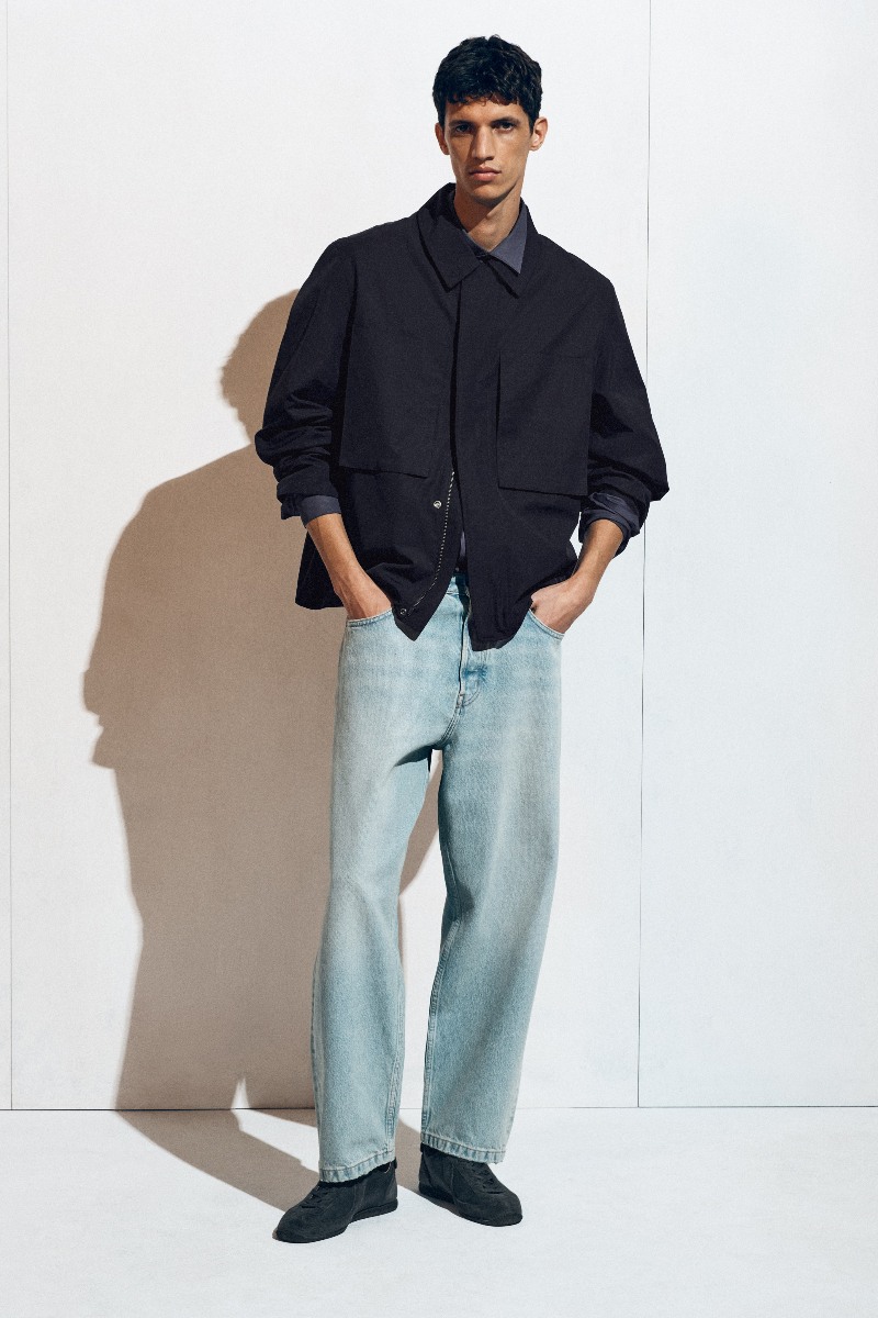 COS retiene su estilo minimalista en los denim de tendencia