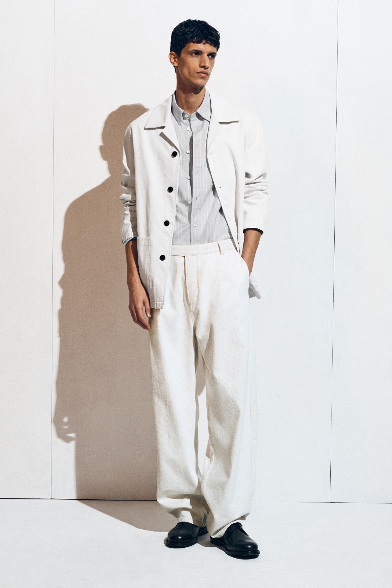 COS retiene su estilo minimalista en los denim de tendencia