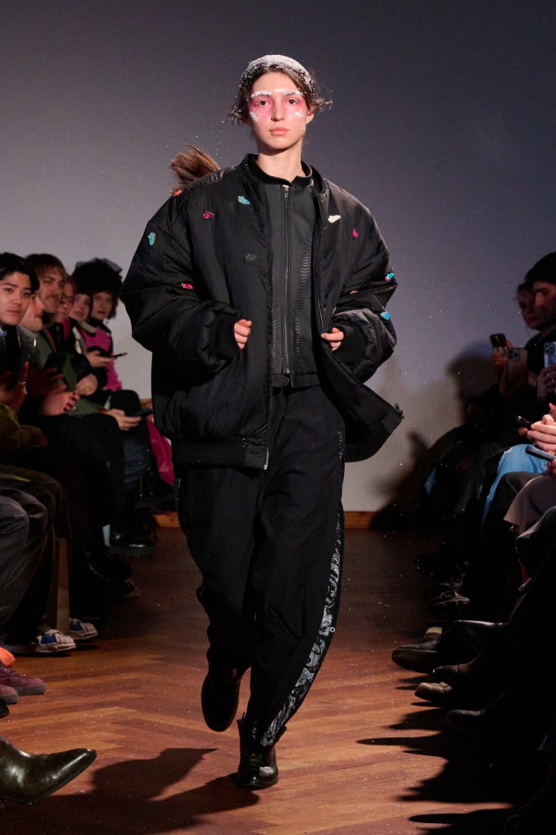 Plngns expande su armario vanguardista y upcycled para fw26