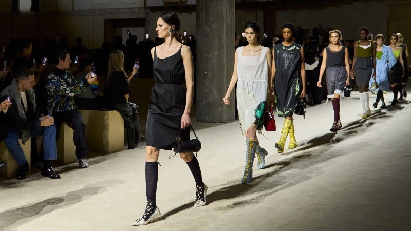 Prada hace un estudio de la mujer y el layering para fw26