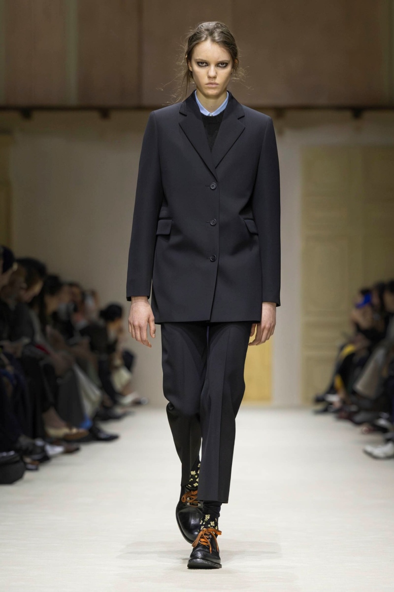 Prada hace un estudio de la mujer y el layering para fw26