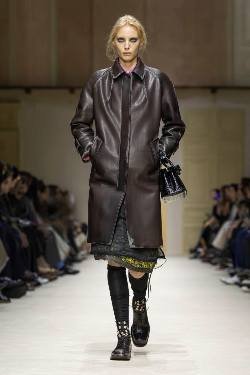Prada hace un estudio de la mujer y el layering para fw26