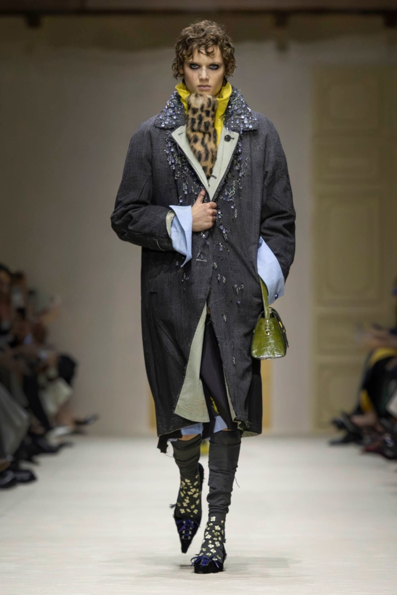 Prada hace un estudio de la mujer y el layering para fw26