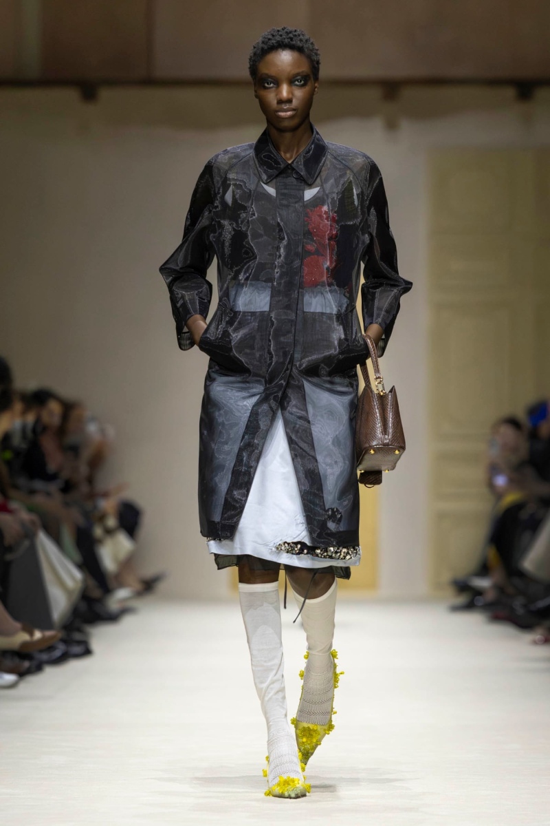 Prada hace un estudio de la mujer y el layering para fw26