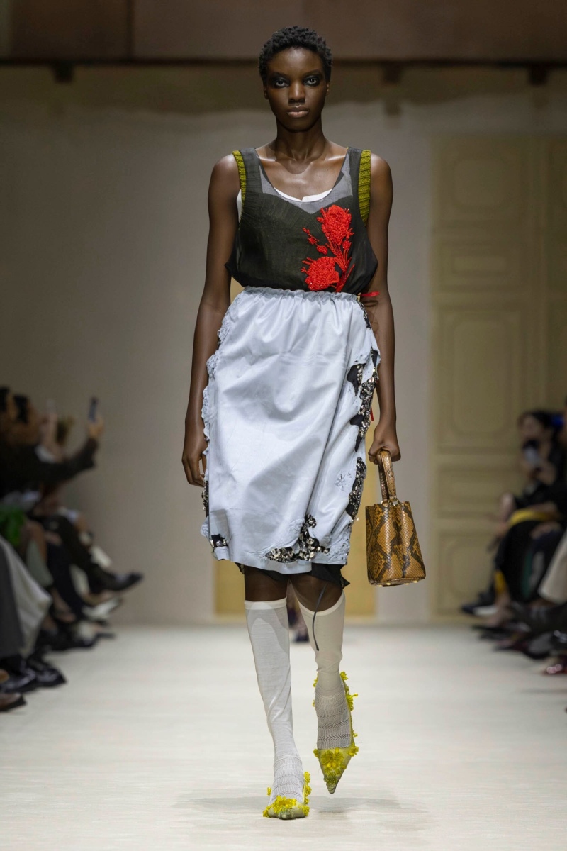 Prada hace un estudio de la mujer y el layering para fw26