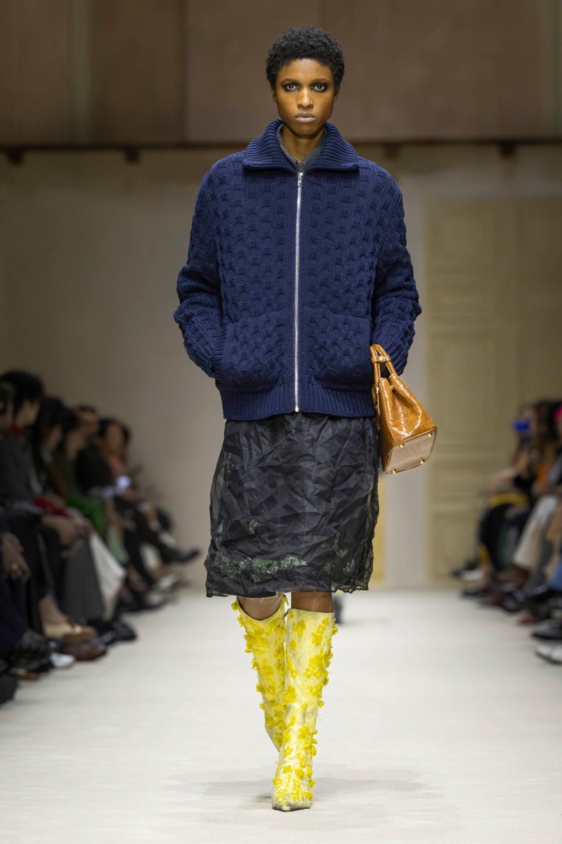 Prada hace un estudio de la mujer y el layering para fw26