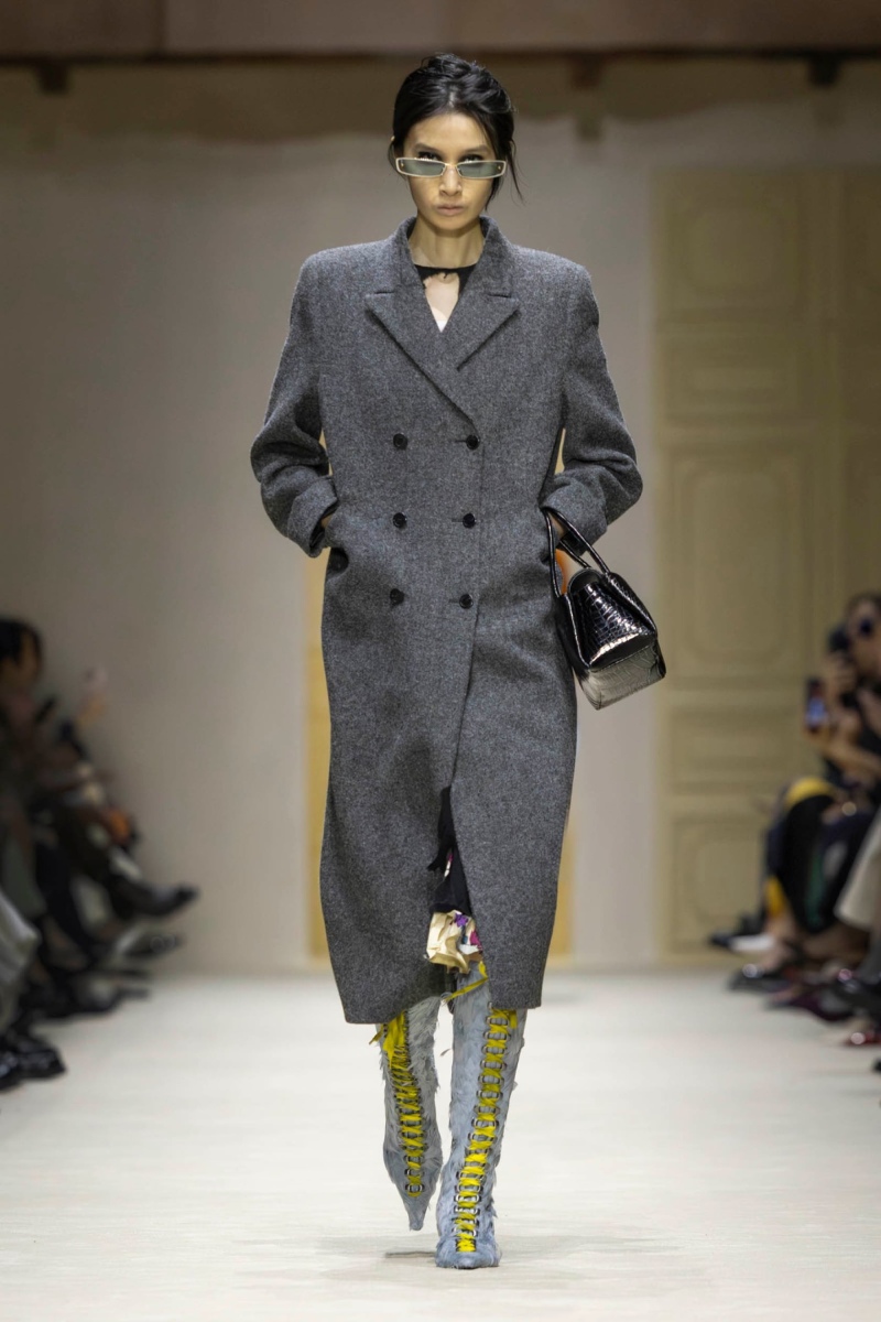 Prada hace un estudio de la mujer y el layering para fw26