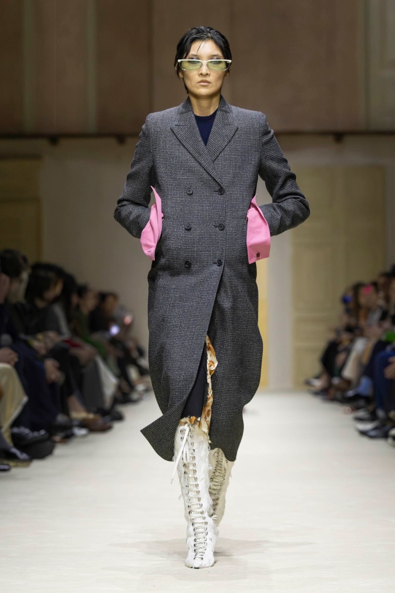 Prada hace un estudio de la mujer y el layering para fw26