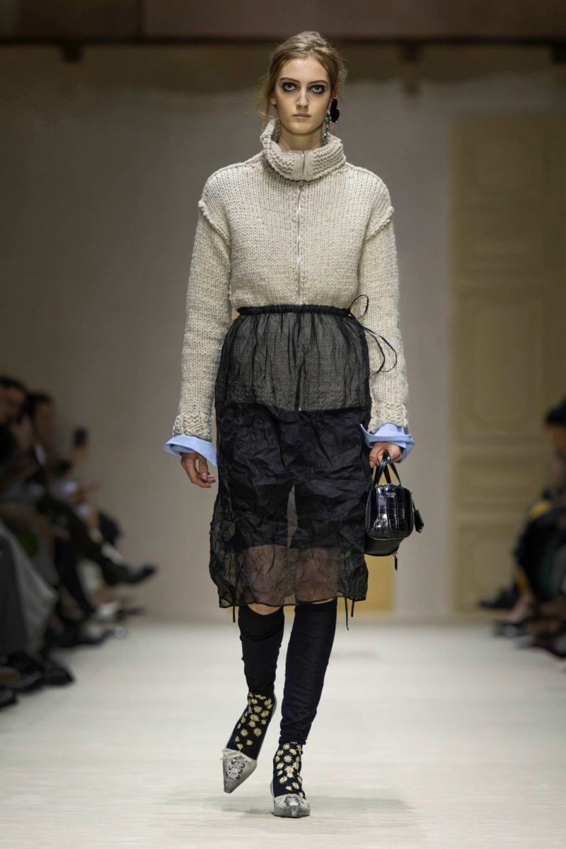 Prada hace un estudio de la mujer y el layering para fw26