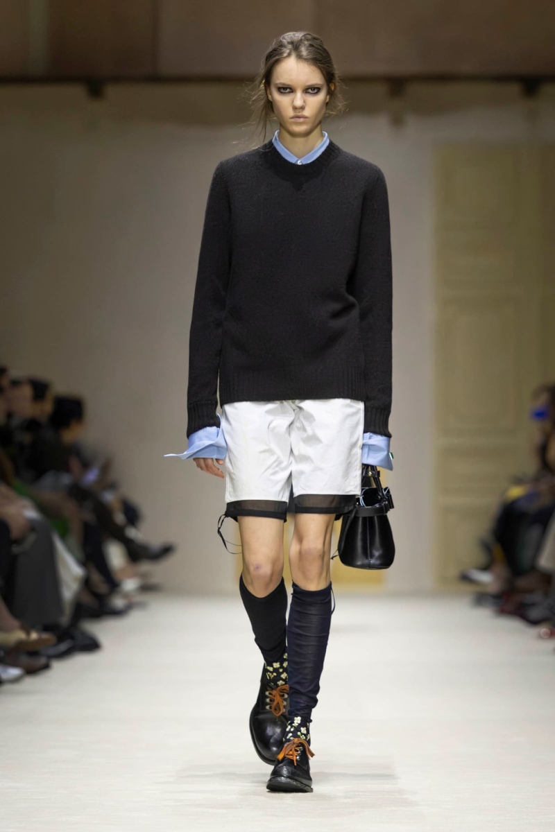 Prada hace un estudio de la mujer y el layering para fw26