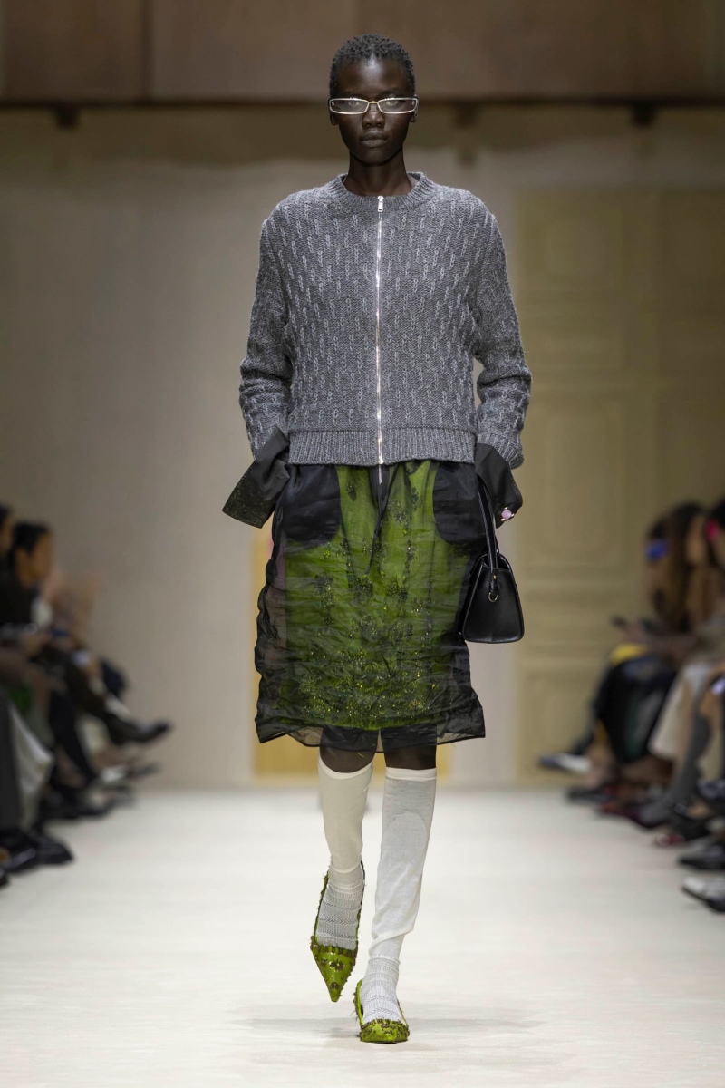 Prada hace un estudio de la mujer y el layering para fw26