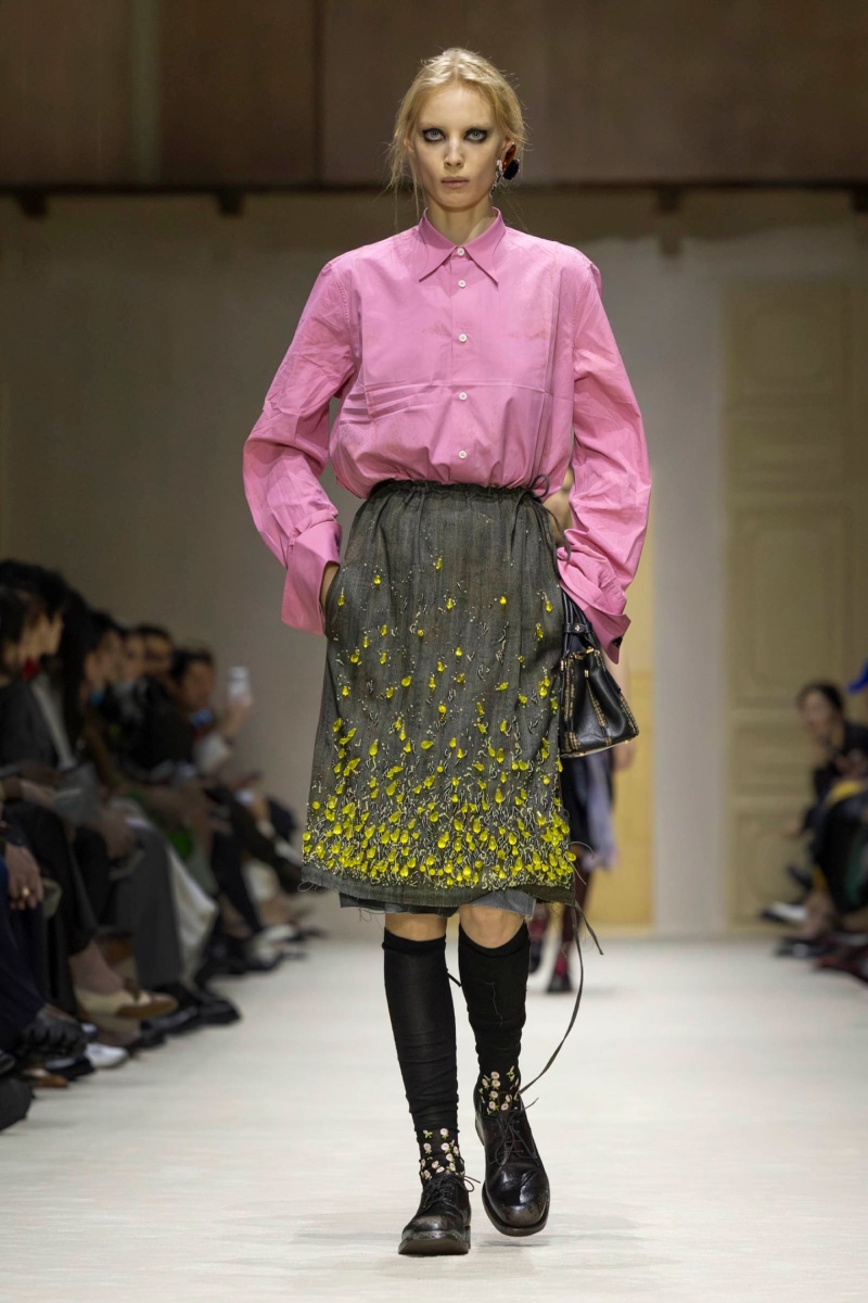 Prada hace un estudio de la mujer y el layering para fw26
