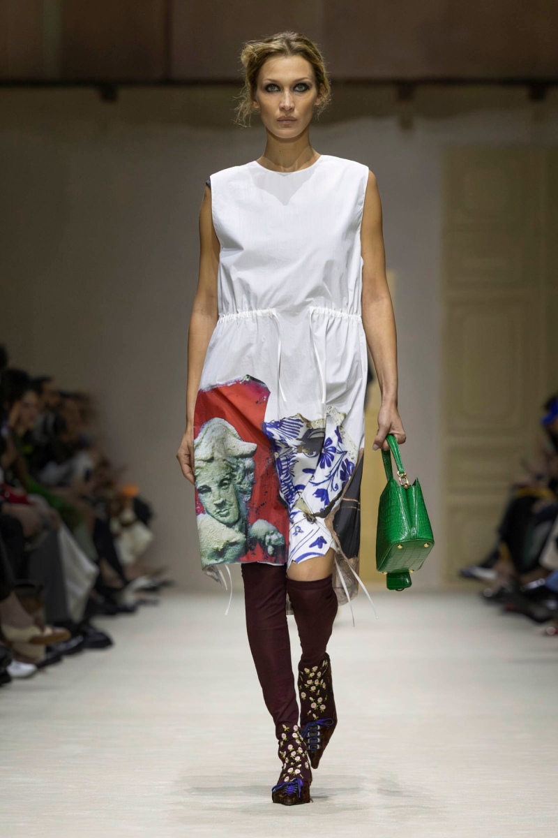 Prada hace un estudio de la mujer y el layering para fw26