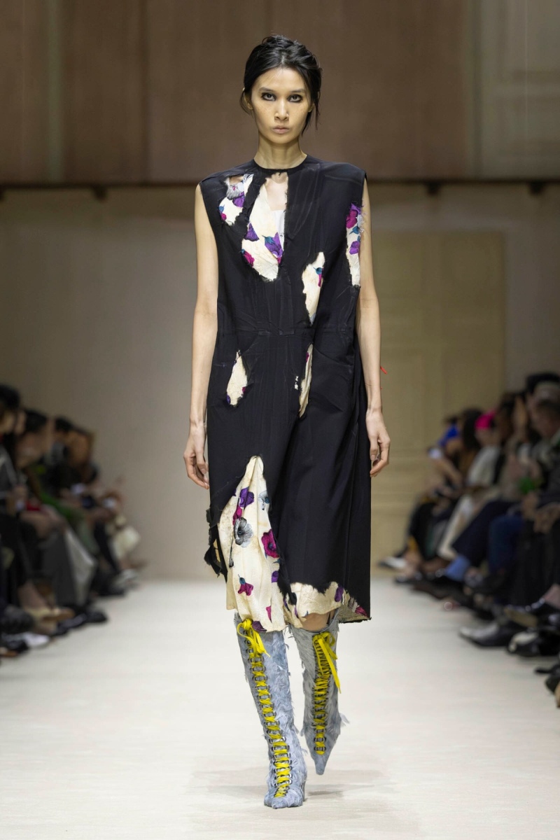 Prada hace un estudio de la mujer y el layering para fw26