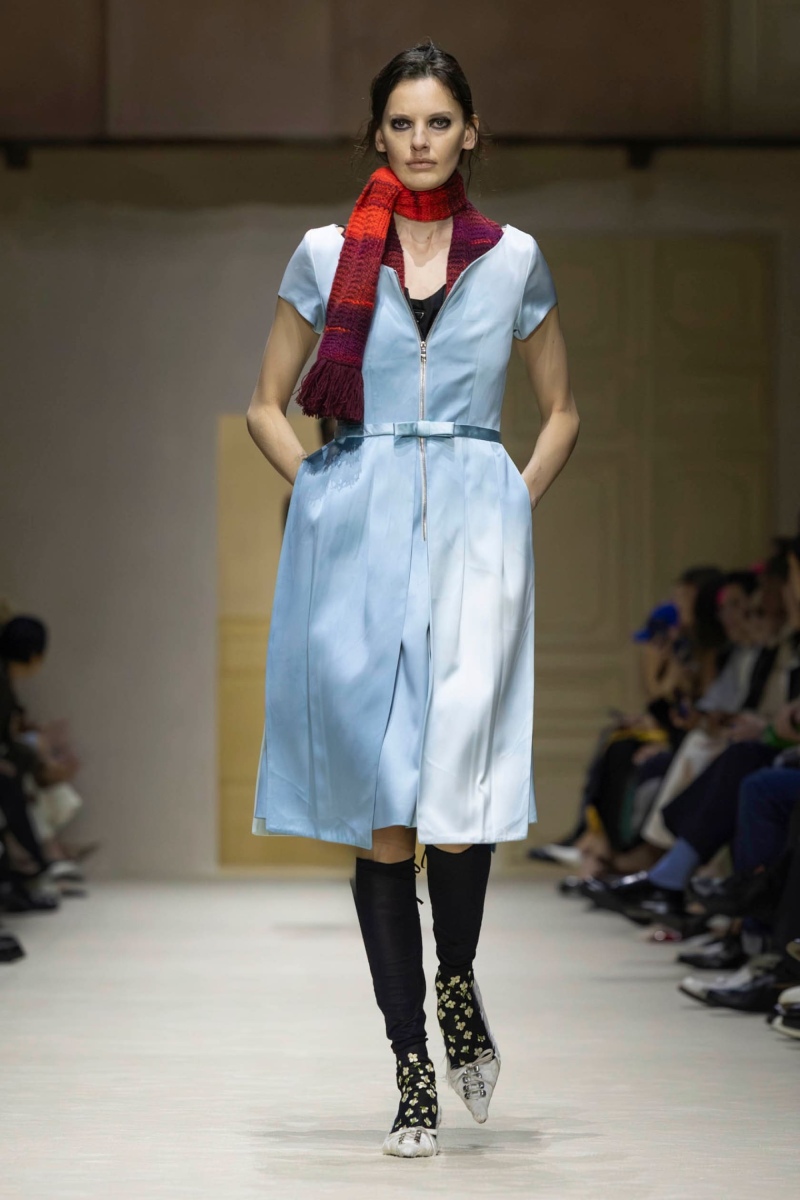 Prada hace un estudio de la mujer y el layering para fw26