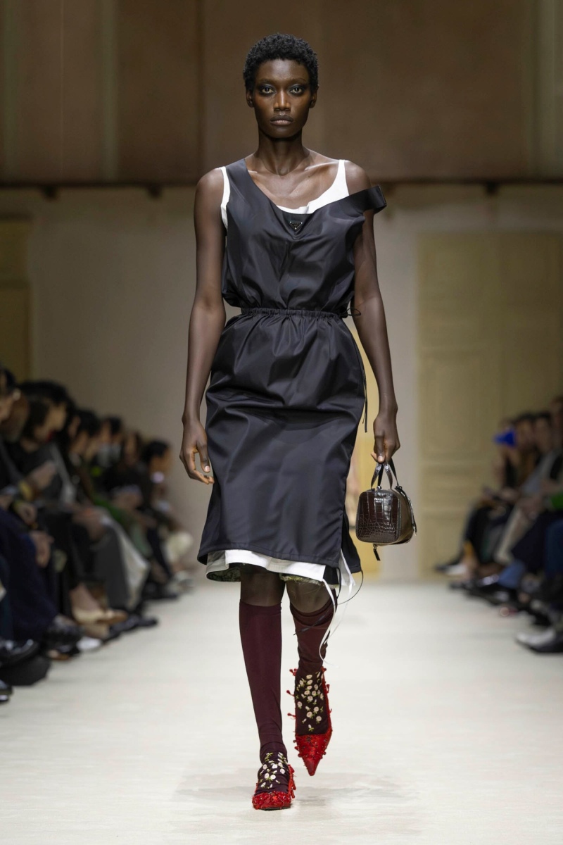 Prada hace un estudio de la mujer y el layering para fw26