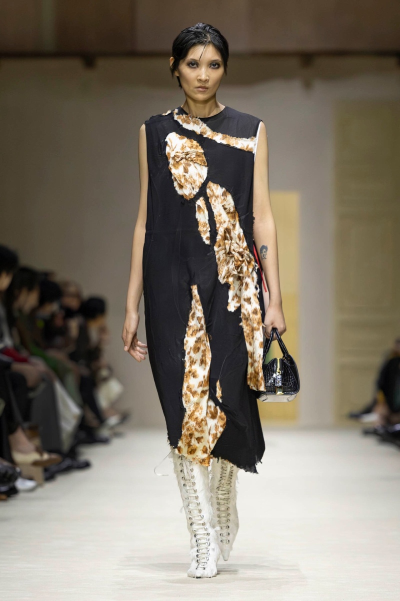 Prada hace un estudio de la mujer y el layering para fw26