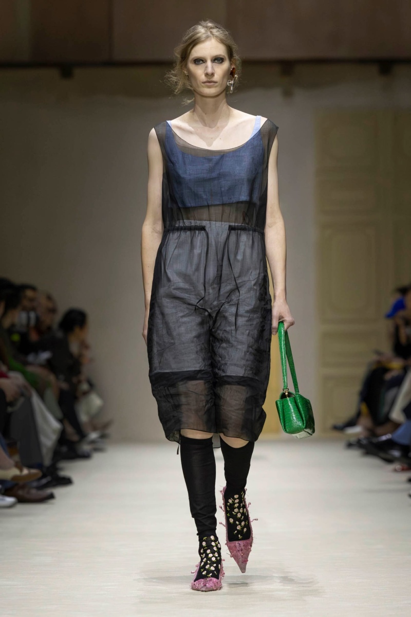 Prada hace un estudio de la mujer y el layering para fw26