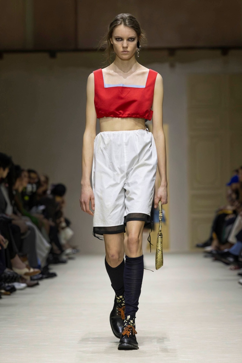 Prada hace un estudio de la mujer y el layering para fw26