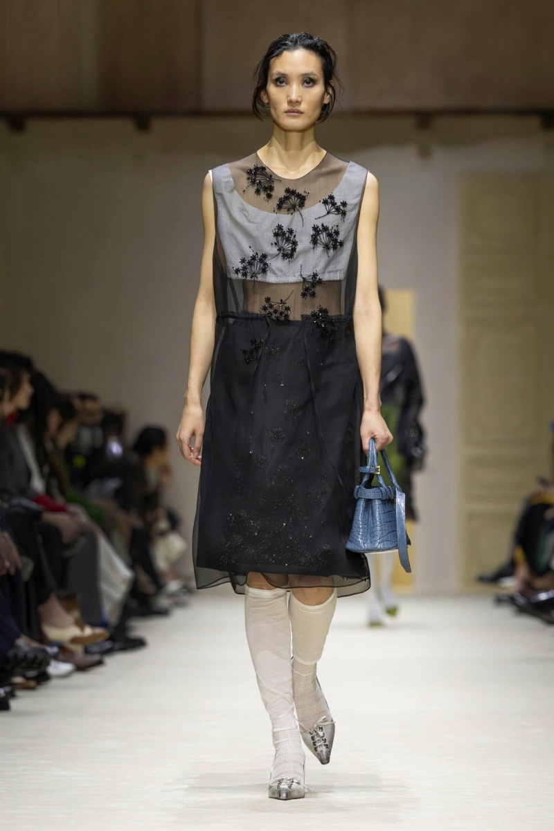 Prada hace un estudio de la mujer y el layering para fw26