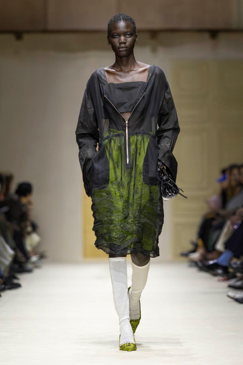 Prada hace un estudio de la mujer y el layering para fw26