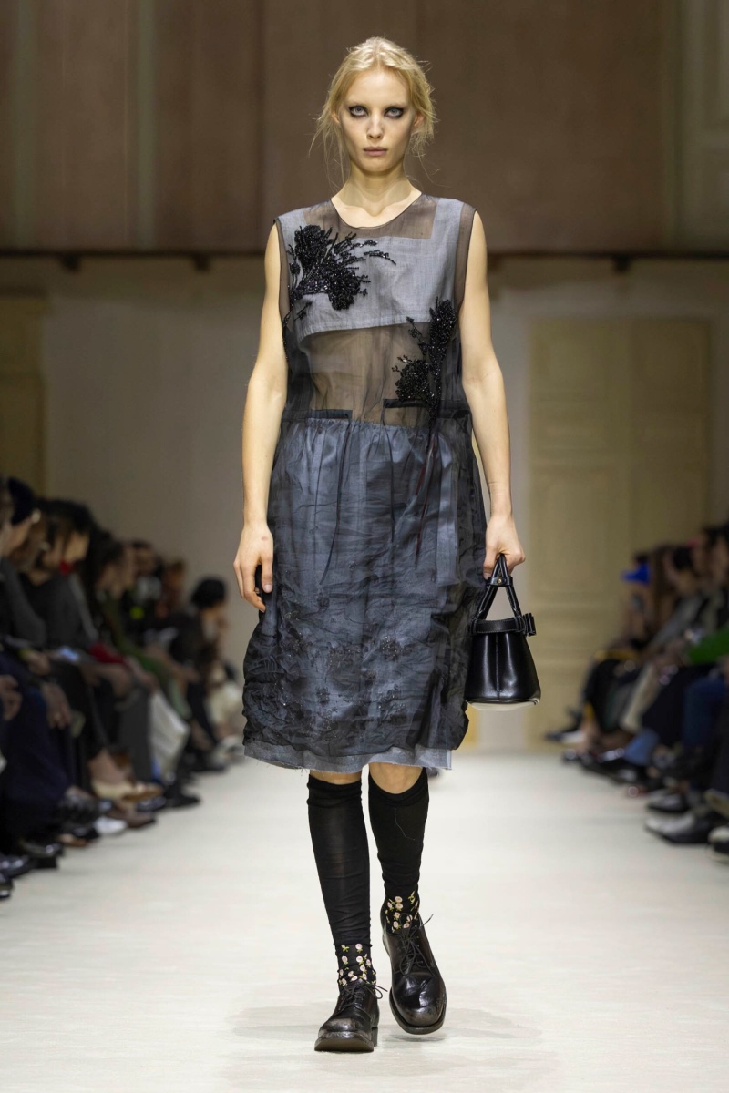 Prada hace un estudio de la mujer y el layering para fw26
