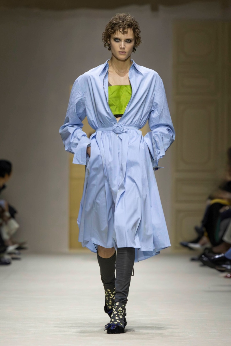 Prada hace un estudio de la mujer y el layering para fw26