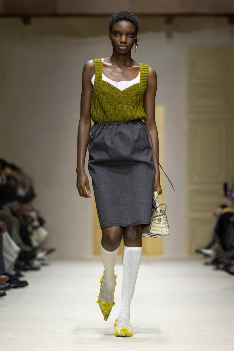 Prada hace un estudio de la mujer y el layering para fw26