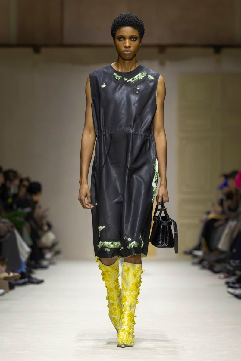 Prada hace un estudio de la mujer y el layering para fw26