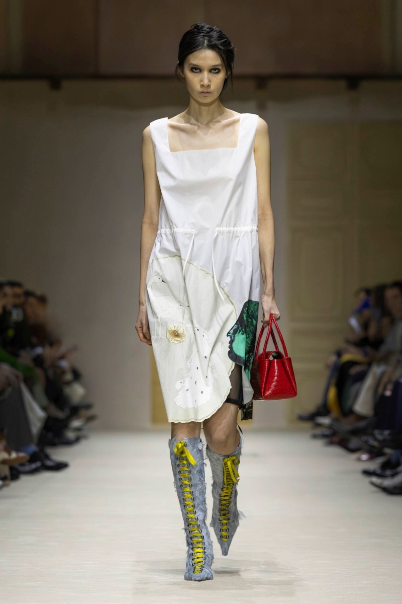 Prada hace un estudio de la mujer y el layering para fw26