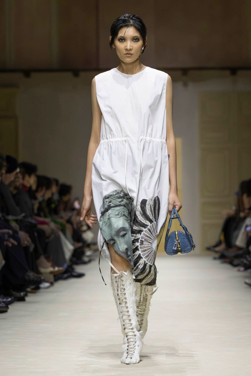 Prada hace un estudio de la mujer y el layering para fw26