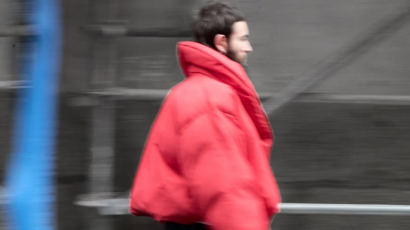 Dame Après Paris eleva su armario con piezas de pasarela