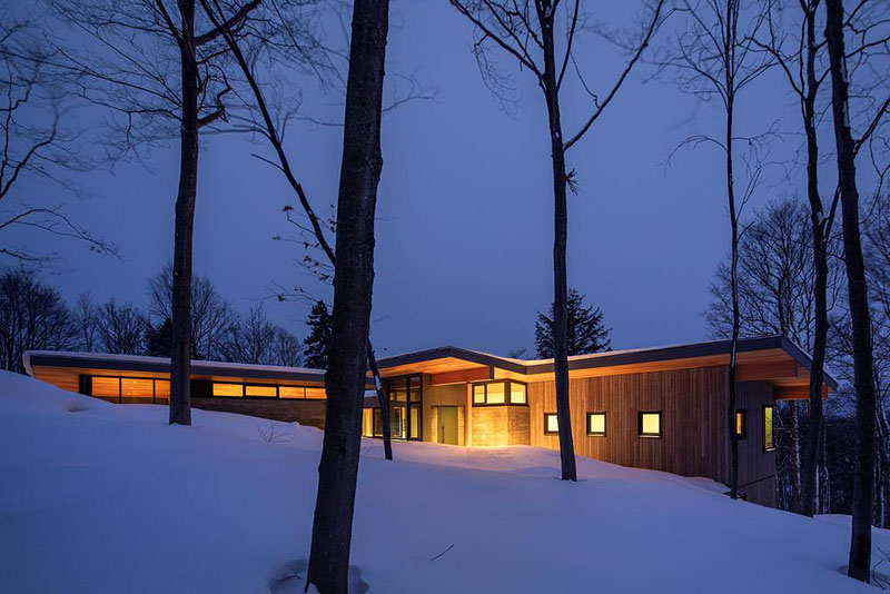 RobitailleCurtis firma una casa abierta al bosque de Quebec