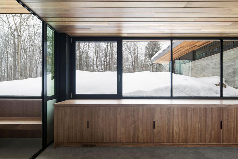 RobitailleCurtis firma una casa abierta al bosque de Quebec