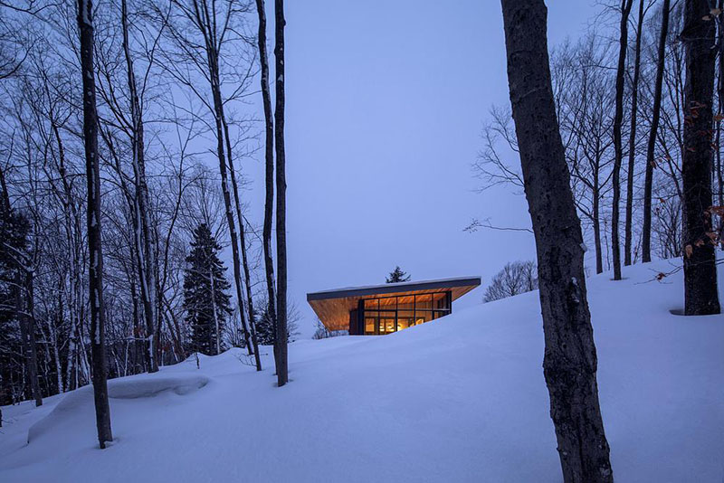 RobitailleCurtis firma una casa abierta al bosque de Quebec