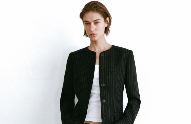 Nili Lotan SS26: el cambio del uniforme a tonos apagados