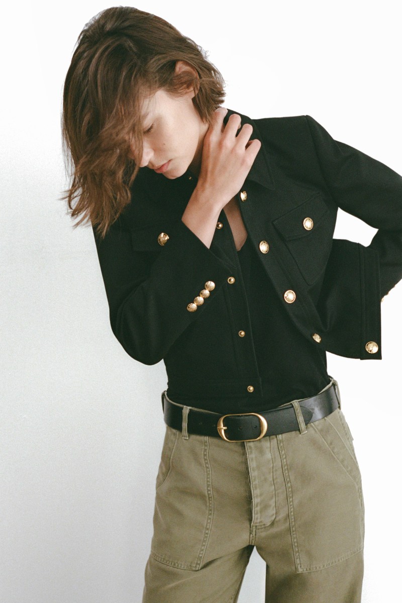 Nili Lotan SS26: el cambio del uniforme a tonos apagados