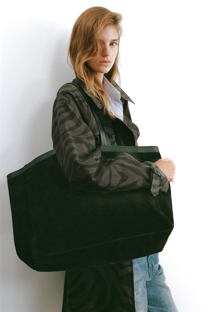 Nili Lotan SS26: el cambio del uniforme a tonos apagados