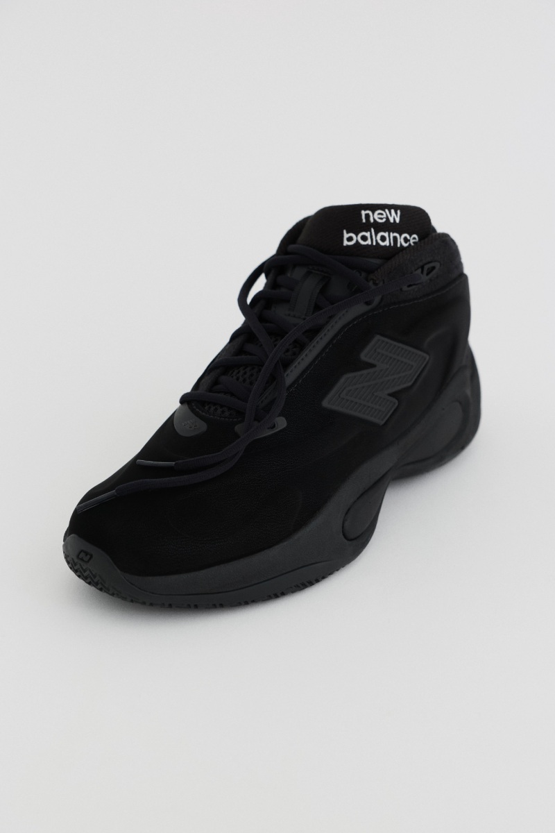 New Balance vuelve a las canchas con un look de nostalgia