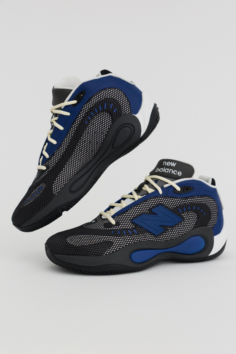 New Balance vuelve a las canchas con un look de nostalgia