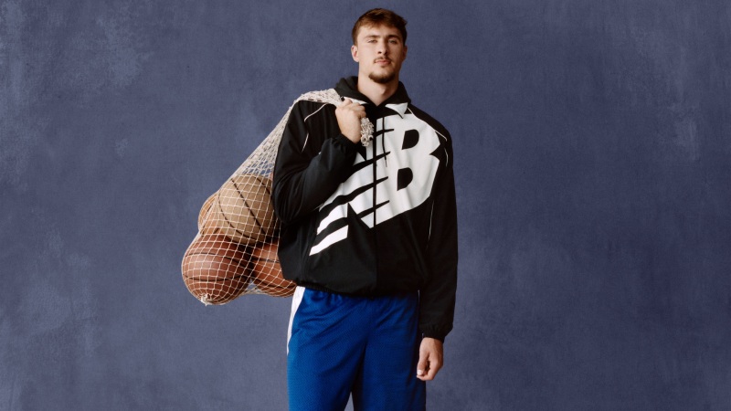 New Balance vuelve a las canchas con un look de nostalgia