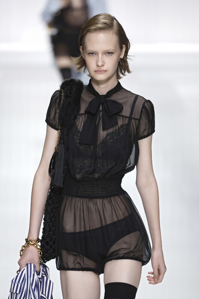 Dolce & Gabbana prefiere piel natural con luz Cloud Dancer