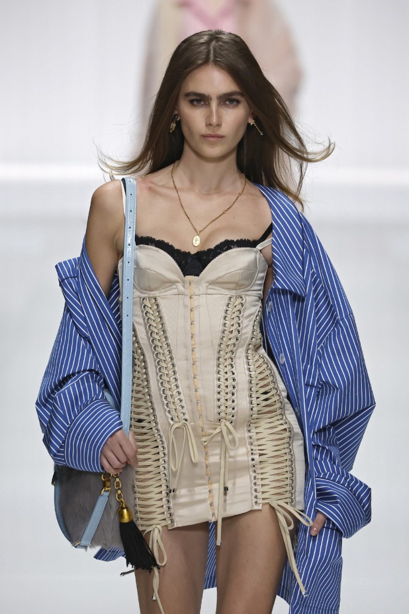 Dolce & Gabbana prefiere piel natural con luz Cloud Dancer