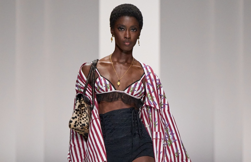 Dolce & Gabbana prefiere piel natural con luz Cloud Dancer