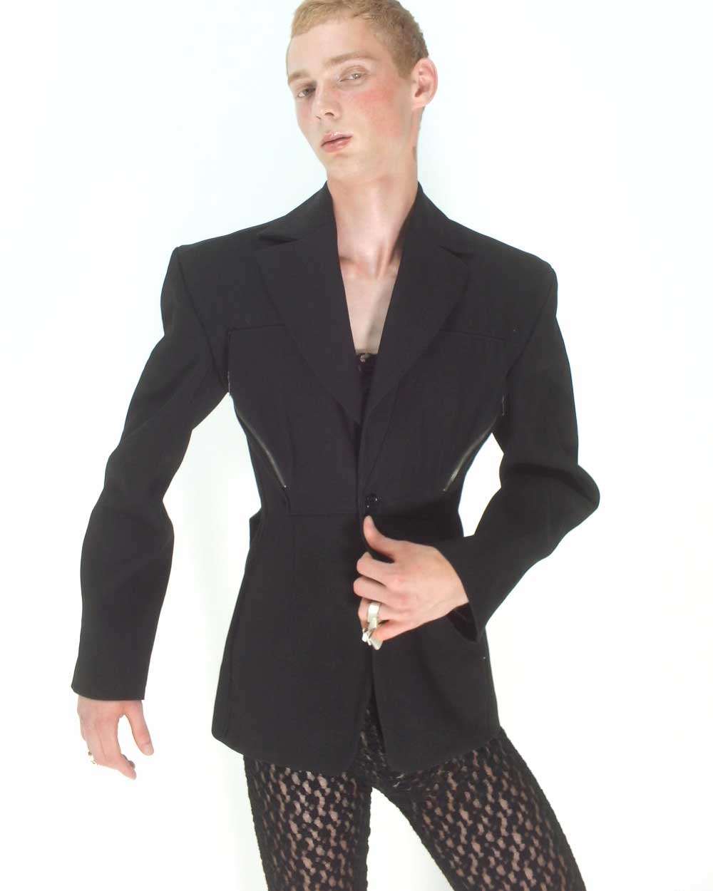 Theo SS26: El surrealismo de Theo Dekan y su adiós al ego