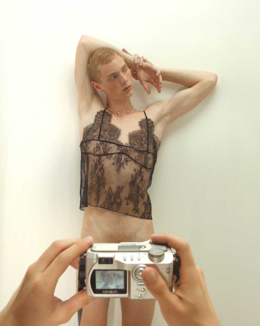 Theo SS26: El surrealismo de Theo Dekan y su adiós al ego