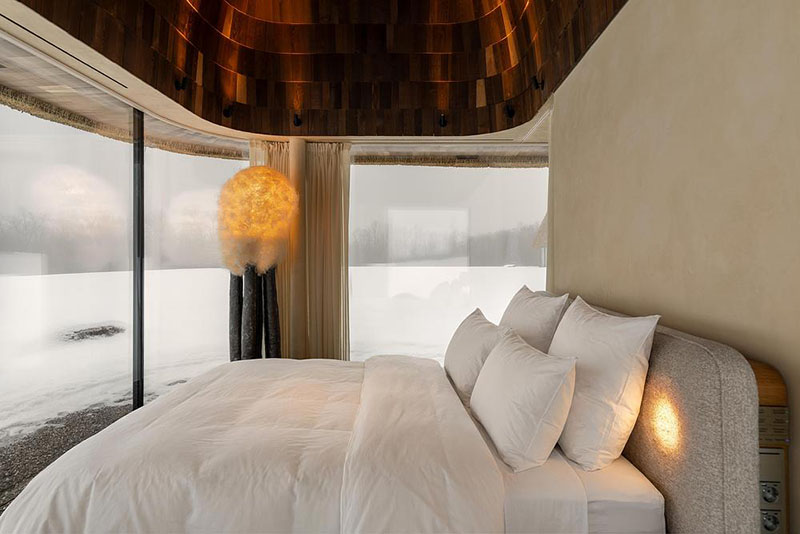 Yod Group hace futuristas cabañas con cubierta de cañizo