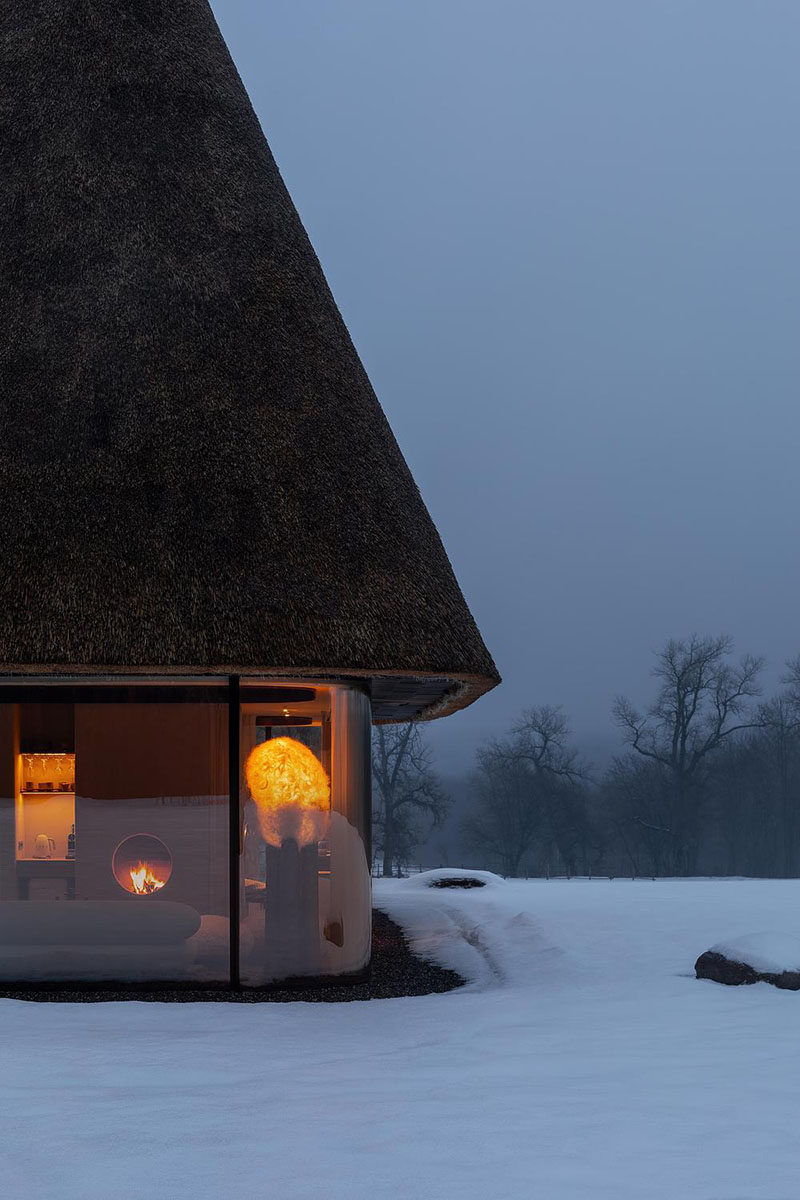 Yod Group hace futuristas cabañas con cubierta de cañizo