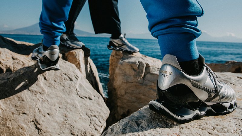 Mizuno reescribe su bloke core con toques de avant-garde