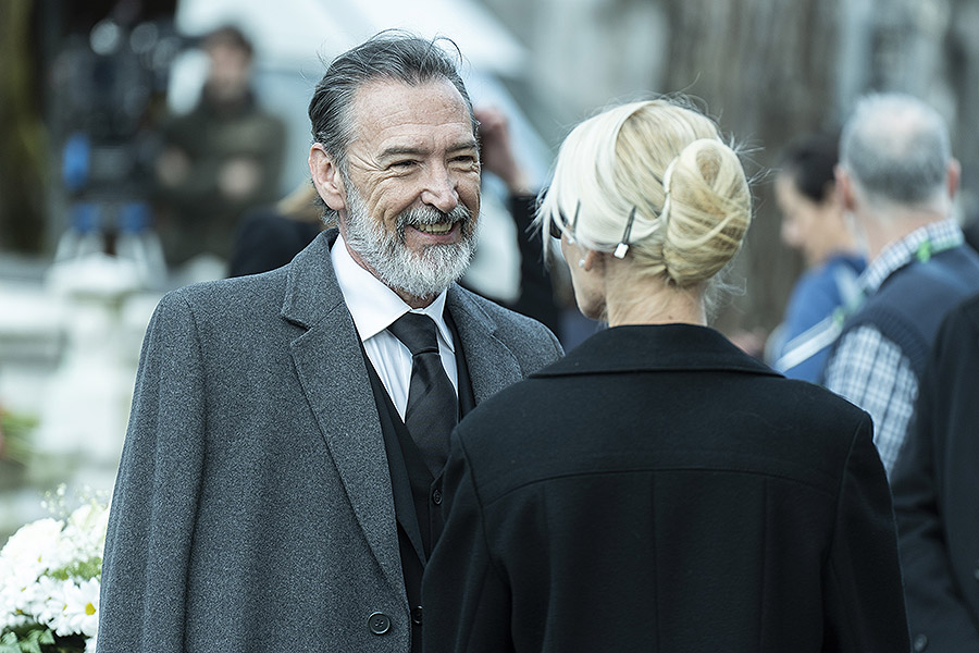 Cada Día Nace un Listo: humor negro sobre dinero y poder